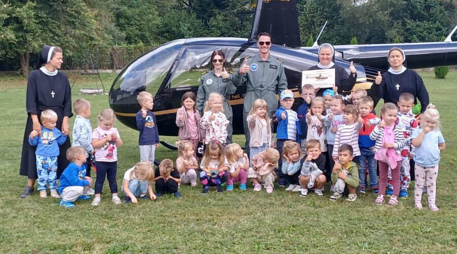 grupa_przedszkolna_przy_helikopterze