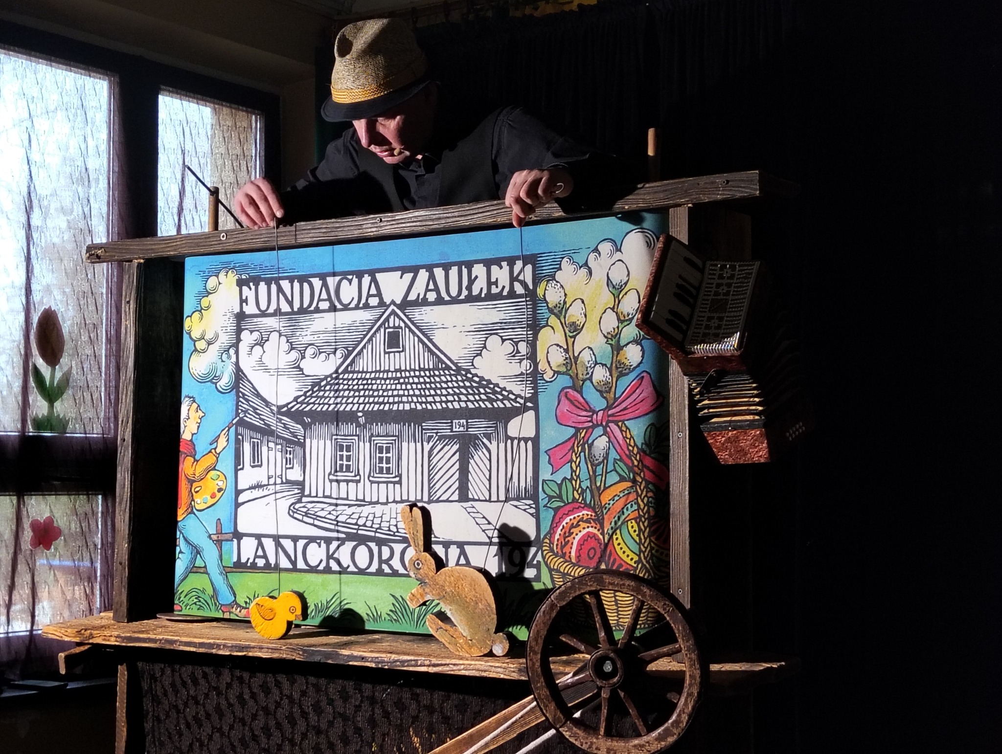 Przedstawienie „Na wozie” w wykonaniu Teatru Falkoshow w Szkole Podstawowej w Marcyporębie.